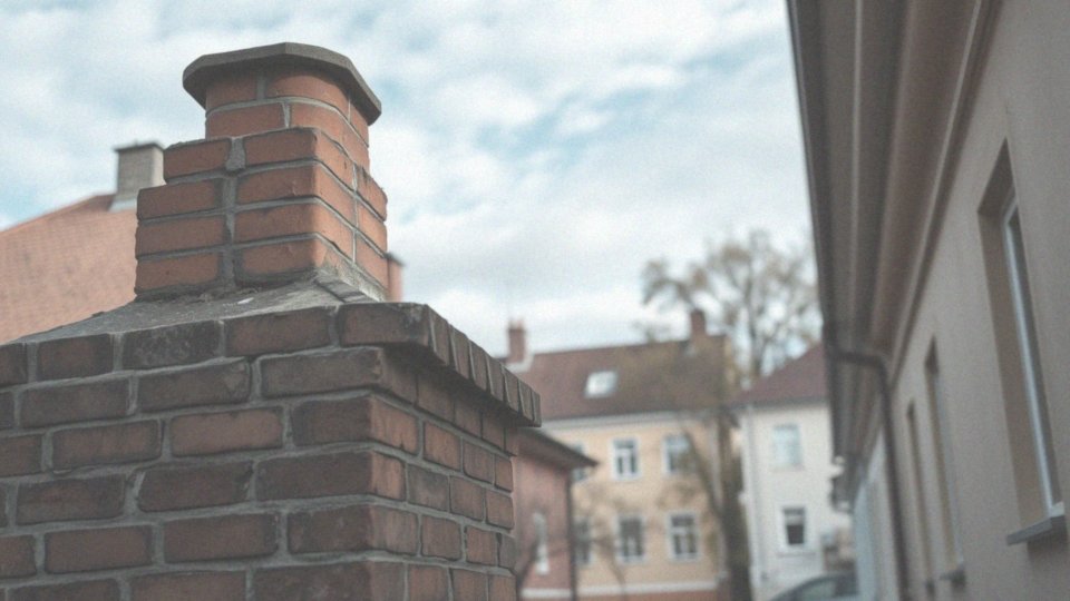 Kiedy należy rozważyć renowację starego komina?